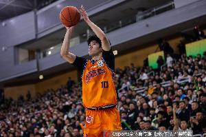还是挺敢打的!偰李永炜替补22分钟 8中3拿7分6板5助&送关键抢断配图