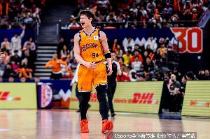 各领2次犯规!王哲林半场6分2板2助VS周琦2分3板2帽配图