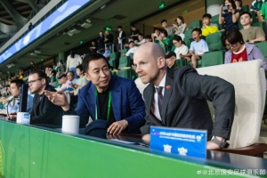 北京国安4-2青岛海牛 国际足联秘书长马蒂亚斯·格拉夫斯特伦观赛配图