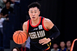 没能站出来！贺希宁14中5仅拿12分2板3助1断 4次犯规配图