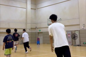 小孩哥：家人们，你们觉得我刚刚没跳一下是不是给他脸了？